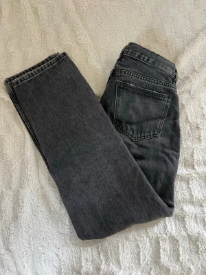 Baggy jeans - Lågmidjade baggy jeans i nyskick från gina!