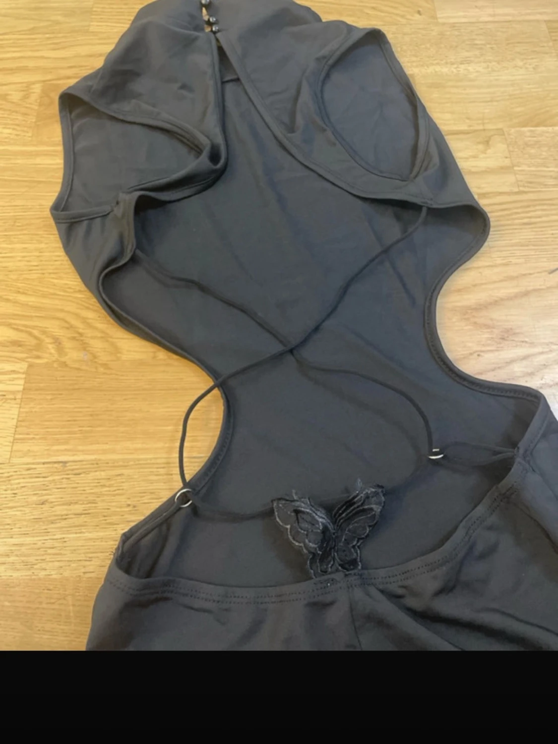 Svart långklänning med snörning - 3