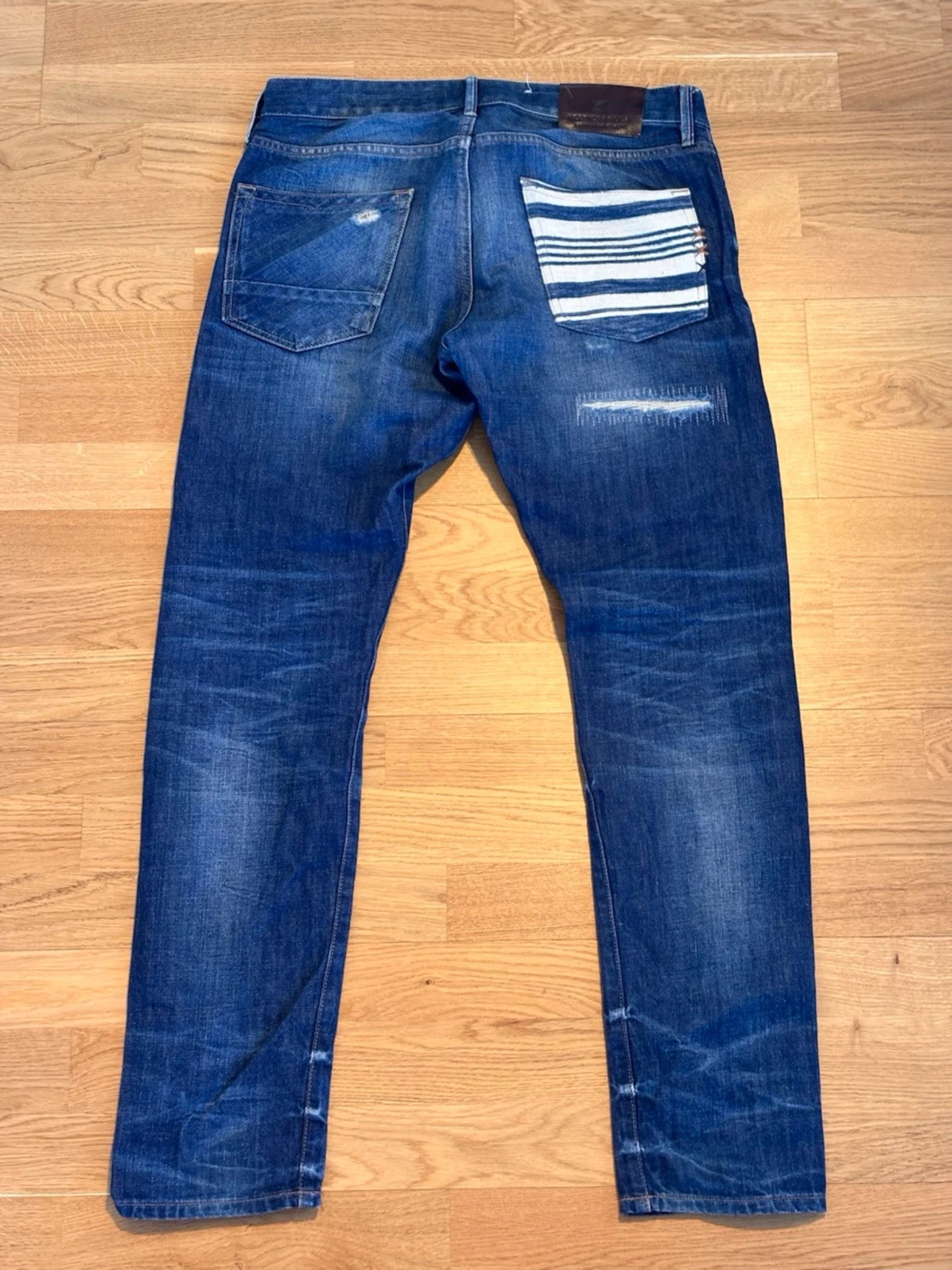 Blåa jeans distressed med randig bakficka - 1