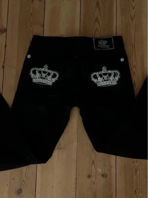 Victoria Beckham jeans - Kom med prisförslag😊 Vintage kolsvarta victoria beckham jeans i nyskick! Min mosters gamla, använda väldigt få gånger! (De saknar några diamanter bak på fickorna) Innerbenslängd: 81cm Midjemått: 35cm