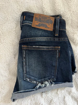 Lågmidjade jeansshorts - Snygga lågmidjade mörkblå jeansshorts från Crocker!