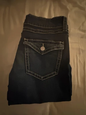 gina young jeans  - Snygga mörkblå jeans med vita sömmar. St 164, bootcut. Jeansen finns inte längre på ginas hemsida. De är som nya, har bara användt fåtal gånger. Hör av er om ni har några frågor! 💗