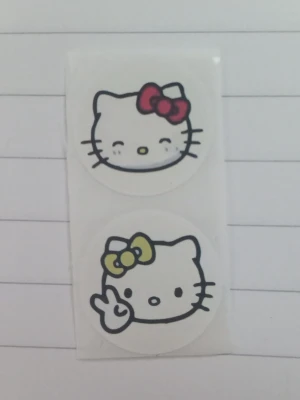 Hello Kitty klistermärken - Två runda klistermärken med Hello Kitty-motiv. Båda för 20 kr.
