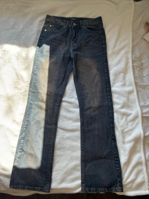 Muddy Wash Heavy Baggy Jeans (Fits M) (Balenci style) - Selling these high quality heavyweight denim jeans. Perfect wide-leg fit with a unique distressed "dirty wash" finish. • Condition: 10/10 (Only tried on) • Size: S (Fits very oversized, fits like a true M) • Material: 100% Cotton Measurements: • Waist: 40 cm (flat), 80 cm circumference • Inseam: 75 cm Sick silhouette and heavy fabric. Fast shipping! DM if you have any questions. ✌️ 