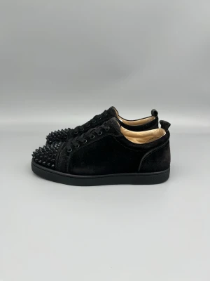 Christian Louboutin Louis Junior Spikes Sneaker Black Size 40 - • The shoes have been gently used and are in very good condition  • Size: 40 (fits 40.5–41)  • Color: Black Suede  • Retail price: 9500 SEK / 795€  • No accessories included