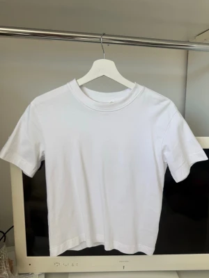 Vit t-shirt - Vit T-shirt från Gina tricot storlek xs använd en gång🥰