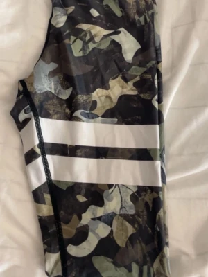 Camo leggings från Stronger - Träningsbyxor från Stronger🩵🩵