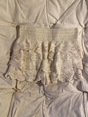 Spetsshorts - Beige spetsshorts