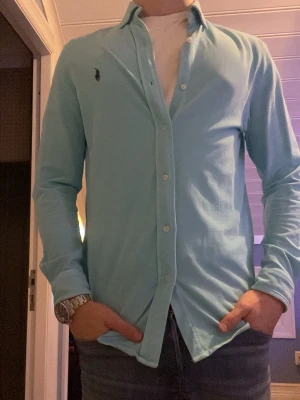 Ralph lauren skjorta  - Säljer en stilren ljusblå Ralph lauren skjorta i materialet mesh! Perfekt inför sommarn☀️ skjortan är i storlek m. Byten kan vara intressant! Hör gärna av er för fler bilder. 