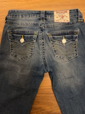 BUDA⚠️‼️ True Religion jeans - Säljer ett par blå bootcut jeans från True religion. De har en defekt på sig som går att fixa, men annars ligger de i väldigt bra skick❤️ säljer pga att de är för korta 