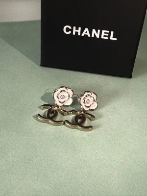 Chan*l örhängen med blomma och logo - Excellent condition. Feel free to have more pictures:)