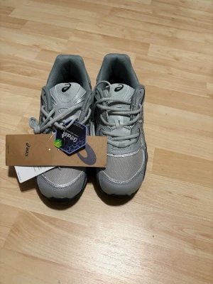 Asics - Helt nya köpte fel storlek och kan ej lämna tillbaka dem kvitto finns st44. Inte kopior som alla andra lägger ut 