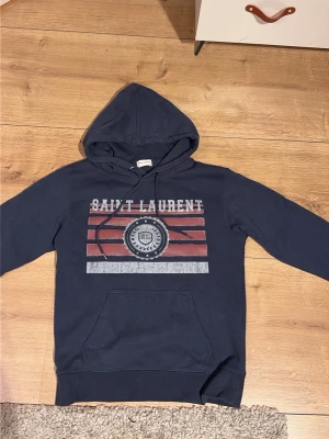Saint Laurent hoodie  - Säljer nu denna fina hoodie eftersom den inte passar mig, den är i perfekt skick inga defekter