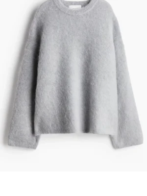 Ljusgrå mohair stickad tröja  - Säljer denna super mysiga och fina ljusgråa mohair stickade tröjan från H&M! Skriv för fler bilder! 🩷