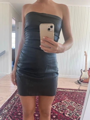 Klänning i lack från Zara - Skrynklad.