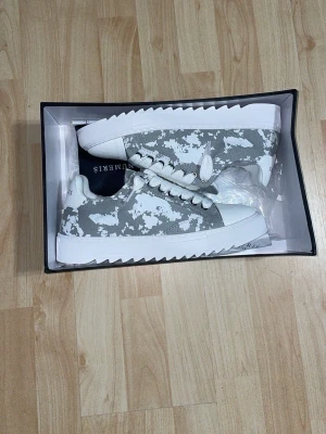 Gråvita sneakers från numeries - Säljer helt nya numeries vill inte ha dem helt enkelt splitter nya för ett fett pris dunder skor inför sommaren