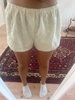 Vita shorts - Luftigt tyg med små broderi-detaljer.