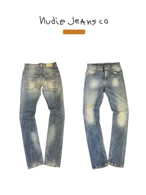 Blå jeans från nudie - Snygga blå jeans från nudie, snygga slitningar framtill och baktill. Klassisk femficksmodell med normal midja och dragkedja. Jeansen har en ljus tvätt. Skick 9/10 inga hål eller defekter sitter som 28, hör av via funderingar 