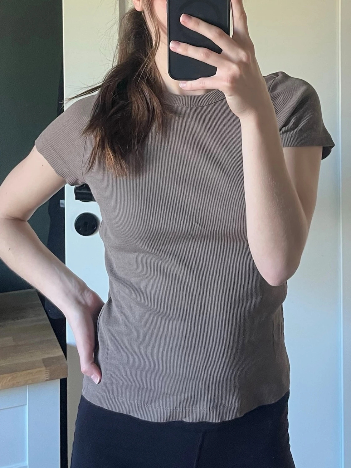 Brun ribbad t-shirt i bomull
