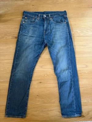 Levis Jeans - Otroligt snygga Levi’s jeans med schyssta fades som ger lite vintage vibes. Storlek 31/30 skick 9/10. Hör av dig vid frågor! Öppen för att diskutera priset!