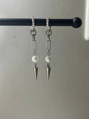  Nya Hängande silverörhängen lyla - Säljer dessa sååå vackra helt nya örhängen från Lyla. Aldrig använda så inga defekter eller liknande. Nypris 279. 