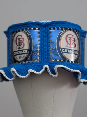 Virkad ölhatt Gränges öl - Unik virkad ölhatt med Gränges.  Virkad i 100% bomull. Passar upp till 60cm.  Vissa burkar kan ha mindre repor eller bucklor, vilket tyvärr kan uppstå under tillverkningen av hattarna. Insidan av burkarna slipas efter hålen tagits för att undvika vassa kanter. Därför kan det ibland finnas lite slipmärken, men det är inget som stör eftersom det är på insidan av hattarna.  Färger kan variera något beroende på skärminställningar.