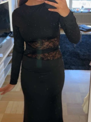 Långärmad klänning med spets - Jättefin klänning från shein, använd 1 gång till maskerad!