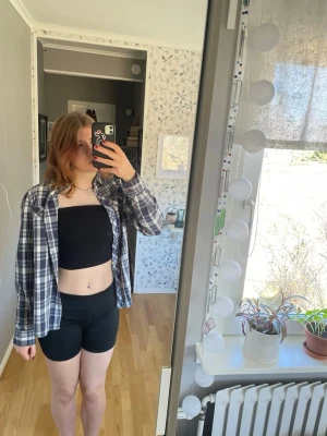 Blårutig skjorta med knappar - Säljer en blårutig skjorta med vita och grå detaljer. Skjortan har långa ärmar, klassisk krage och knäppning framtill. Perfekt för en avslappnad och trendig look. Materialet känns mjukt och skönt, troligen bomull. Två bröstfickor framtill.