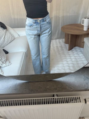 Ljusblå raka jeans med hög midja - Ljusblå jeans med rak passform och hög midja. 