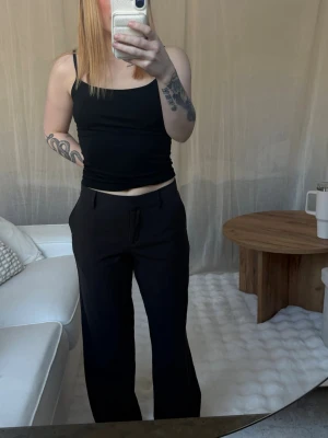 Svarta kostymbyxor med raka ben - Snygga svarta kostymbyxor med raka ben, Perfekta för en stilren look och passar till många olika outfits.