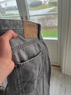 Grå jeans från Jack & Jones - Säljer ett par riktigt snygga grå jeans från Jack & Jones.