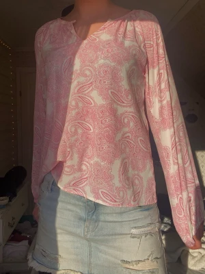 Mönstrad blus  - Superfin 