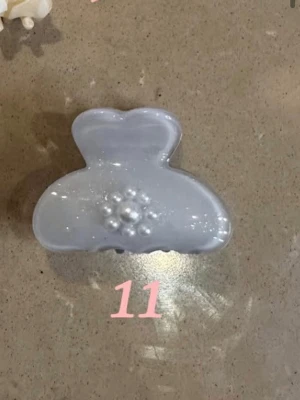 Ljusblå hårklämma med pärldetaljer - Söt blå liten hårklämma med vita pärlor som en blomma på båda sidor. 