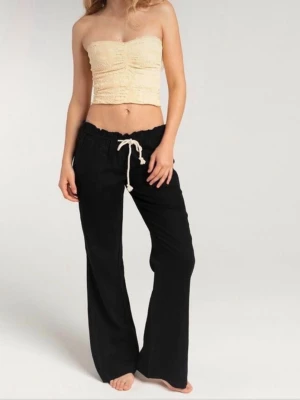 Svarta linnebyxor från Roxy - Säljer ett par svarta linnebyxor från Roxy med avslappnad passform och breda ben. Byxorna har resår i midjan och vit dragsko för extra komfort. Perfekta för en chill och stilren look. Materialet är lätt och luftigt linne 🥂