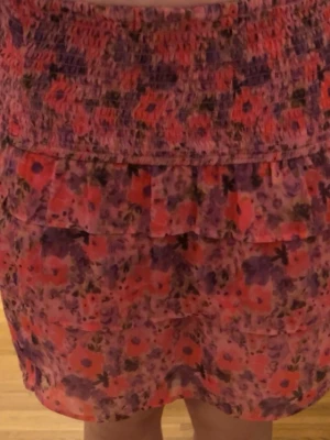 Rosa blommig kjol - Jätte fin somrig rosa kjol