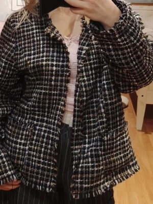 Rutigt tweedkavaj i blå och vitt, vintage❤️💎  - Snygg kavaj i tweed med rutigt mönster💙 . Rak passform, rund halsringning och fransade kanter. Två fickor framtill. Perfekt för en trendig och chic look😘 Passar S-M bäst. 