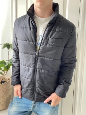 John Henric jacka  - John Henric jacka, Inga defekter! Modellen i bilderna är 180 cm 75 kg och bär Storlek m , Kom med frågor! 🌟 (Kan gå ned i pris vid köp av paket 😉) 