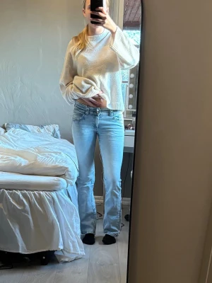 Lågmidjade jeans - Säljer dessa lågmidjade jeans från H&M i storlek 170. Dom är i mycket bra skick och passar mig perfekt som är 170cm!