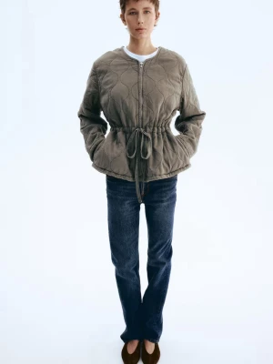 Grå quiltad jacka  - Snygg jacka med quiltat mönster och dragkedja framtill. Jackan har en markerad midja där man kan dra åt. Aldrig använd💝