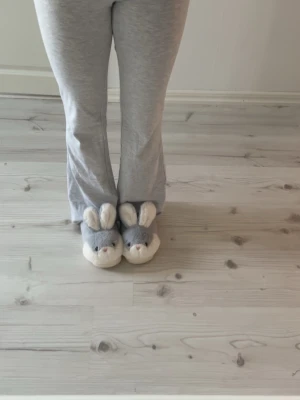 Ljusgrå yogapants i storlek 146-152 tall - säljer jättefina yoga pants i storlek 146-152 tall! från gina tricot! knappt använda 