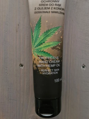 Handkräm med hampolja 100 ml - Skyddande handkräm med hampolja från Inda Cosmetics. Tuben är svart med en grön hampablad-design och innehåller 100 ml. Ger perfekt återfuktning för huden och är enkel att applicera. Passar för dig som vill ha mjuka och återfuktade händer.