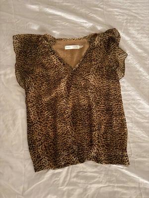 Leopardmönstrad blus  - Snygg blus, storlek xs. Mycket bra skick.