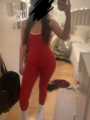 Rött Gtech set - Säljer detta set från Gtech. Dom är endast testade en gång, storlek S i både tights och topp. Säljer båda delarna separat också i min profil. 