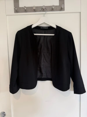 Svart bolero - Svart trekvartsärmad bolero/kavaj/jacka (går nog att använda till vad som a detta) från esprit💞står ingen storlek men jag skulle säga S
