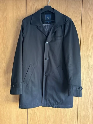 Kappa Brothers - Säljer en stilren kappa från Brothers, märke Riley. I väldigt bra skick, endast använd ett par gånger. Lätt fodrad, passar vår och höst. I storlek 48 (M-L). I inköpt för ett par år sen för 2499kr, men mest förvarats i garderoben då storleken inte varit helt rätt. 