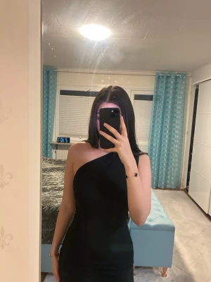 Svart oneshoulder klänning - Super fin svart klänning jag inte har användning utav, använd 1 gång, har inga defekter🌸  Svart Storlek XS One Shoulder Slits på sidan av benet
