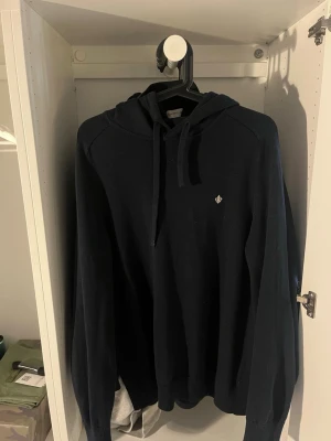 Mörkblå hoodie med liten logga - Snygg mörkblå hoodie från Morris | Köpt från Johnells för 1999kr | Storlek M | Använd vid få tillfällen | Ny skick | Säljs för 1000kr |