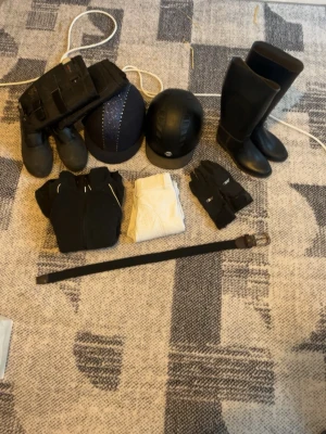 ridkläder - Säljer mina första ridkläder nånsin! Jag använde de ett tag men det är inga hål eller nån skada i de. Allt tillsammans kostar 1200 men om man vill köpa saker enskilt så går det också! Skriv till mej för att köpa nåt enskilt. storleken är runt 134-140 och hjälmarna tror jag är i storlek S!💓