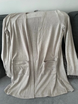 Kofta. - En lite längre kofta i storlek M. Har en fin slits på båda sidorna. Material : 57% viskos 39% elastan. 🌸 använts ett fåtal gånger men inga defekter på koftan.  