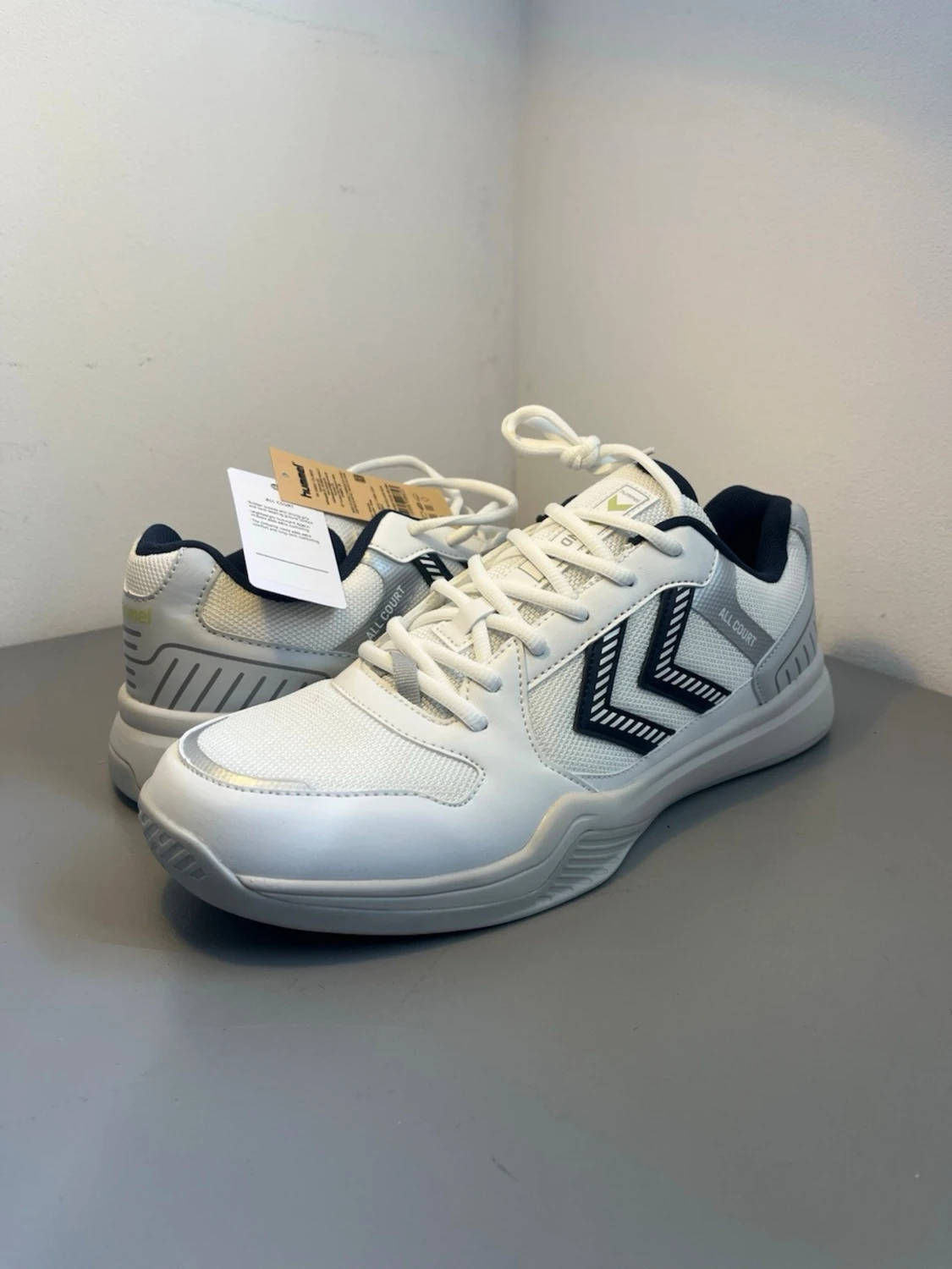 Vita Hummel sneakers med svarta detaljer